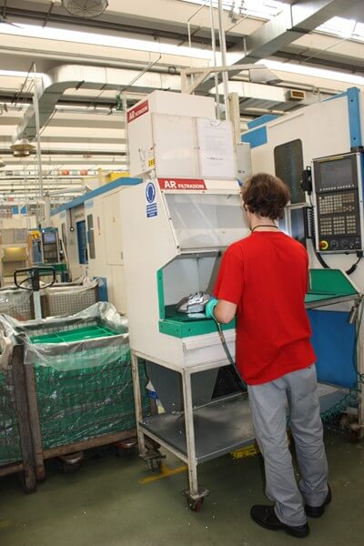 AR FILTRAZIONI | Filtrazione nebbie oleose e filtri per lavorazioni sbavatura e soffiaggio pezzi